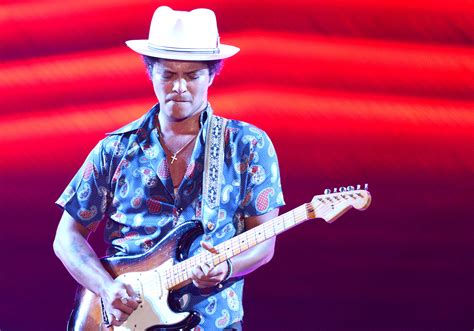 Mark Ronson, Bruno Mars Strut Through Retro ‘Uptown Funk’ Video.